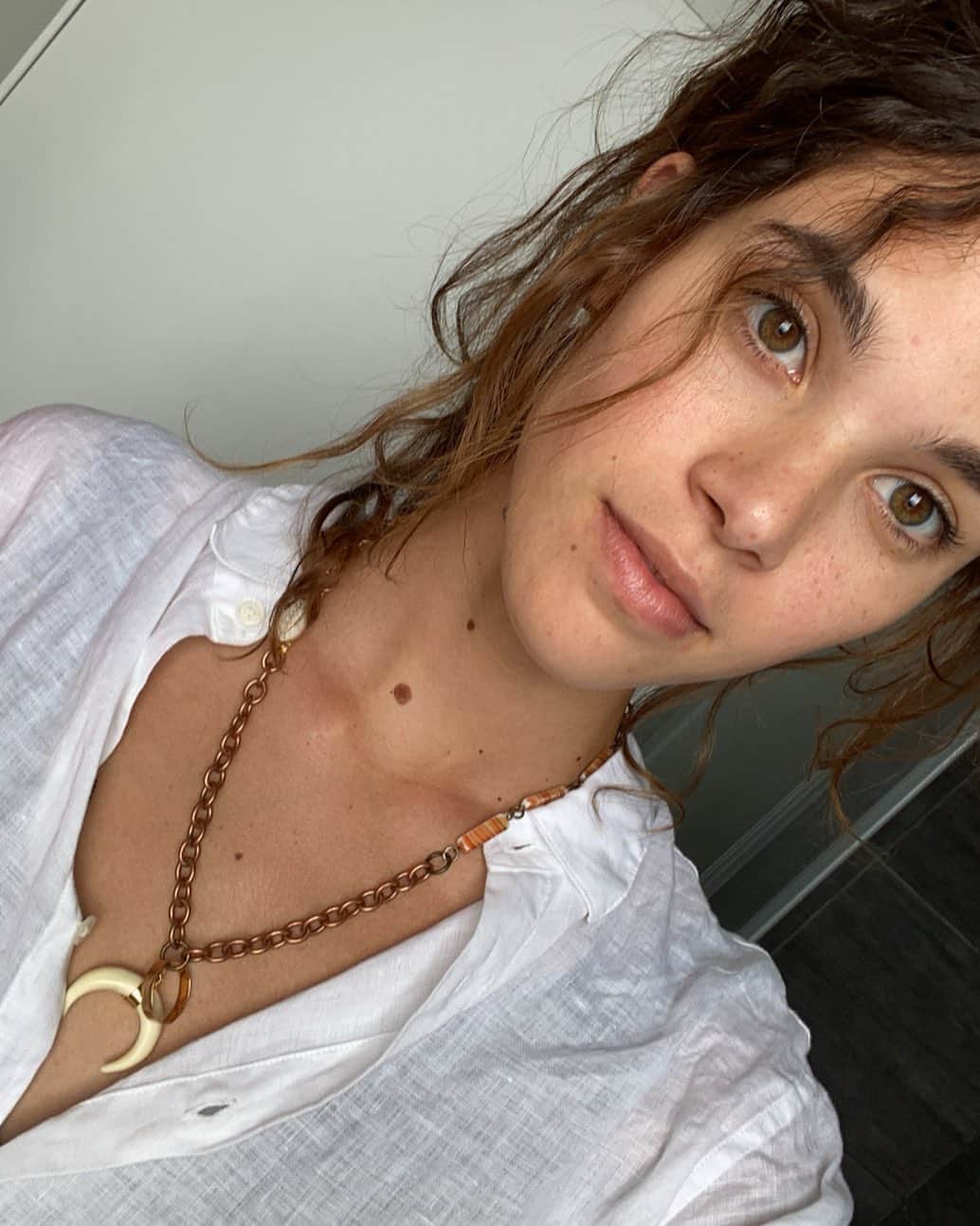 ポーリーヌ・オアロのインスタグラム：「Really interesting morning learning and testing upcycling vintage jewelries and materials #ecoresponsable♻️  Thank u Kitesy 🌻」