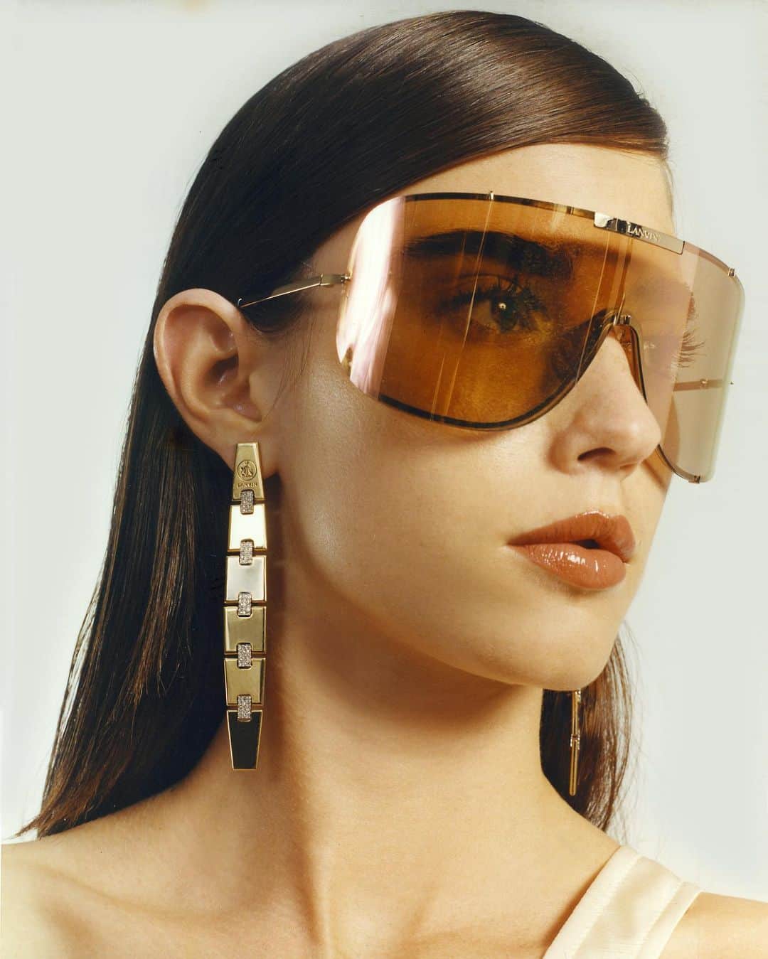 ランバンのインスタグラム：「#Lanvin sunglasses and the new Gourmette earrings paved with rhinestones. Available via link in bio and in stores. #LanvinJewelry  #LanvinAccessories  #LanvinSunglasses  Courtesy of @valentinbgiacobetti」