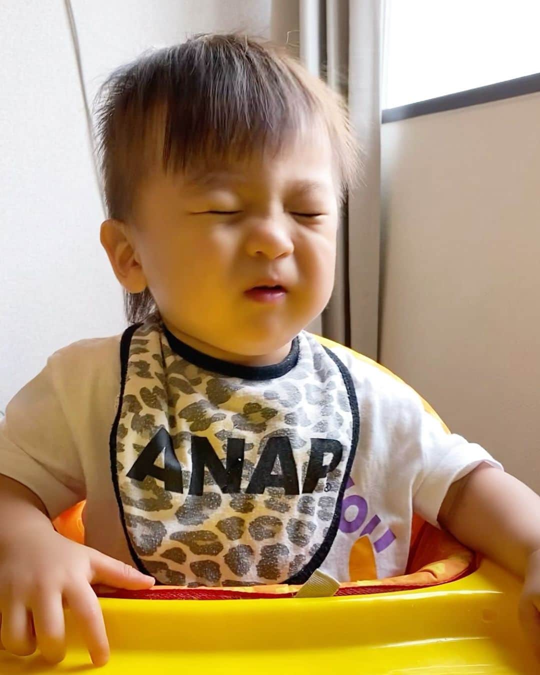 Momoeのインスタグラム：「. . 動画撮ってたらおもしろい顔が撮れたから スクショした🤣❤️ どんな気持ちの顔なの🤣🤣 . .  #happy #家事 #育児 #family #家族 #boy #smile #男の子 #息子 #code #love #lucky #kids #子供 #thankyou #宝物 #ベビー #fashion #follow #心 #縁 #パパ #ママ #家族写真 #男の子ママ #赤ちゃん写真 #photo #子育て #1歳 #flower」