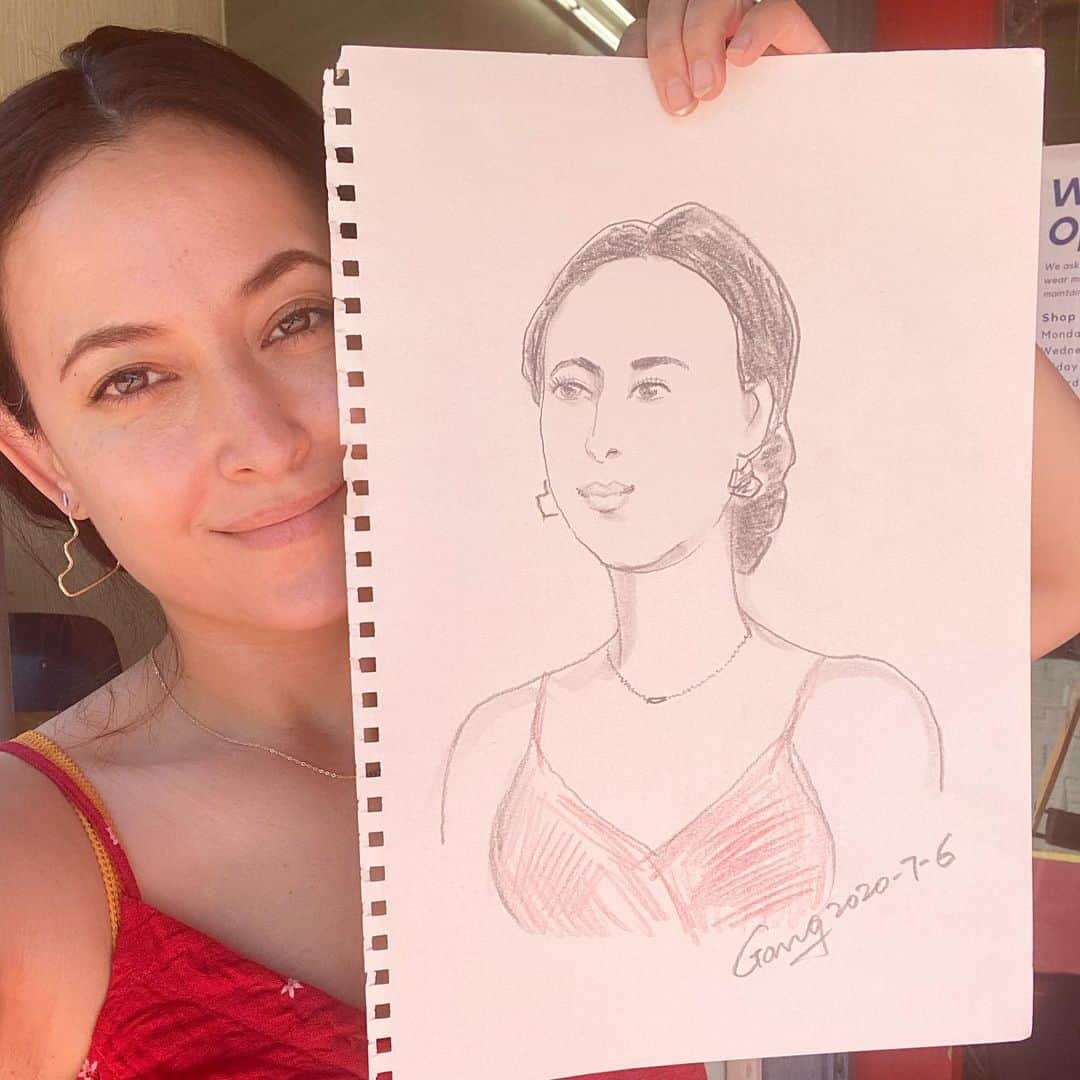 フリーディアのインスタグラム：「Chinatowns portrait artist has a lot of time on his hands with the lack of people in Chinatown. So he came into @paperpleaseshop to draw everyone! Thank you Mr Gang. You can spot him in the Chinatown Plaza most weekends.  Thank you @ajujubean for the photo with the artist  * *  チャイナタウンのポートレートアーティストは、最近チャイナタウンに人がいないため多くの時間を費やしています。 だから彼はみんなを描くために@paperpleaseshopに来ました！ ギャングさん、ありがとうございます。 ほとんどの週末、チャイナタウンプラザで彼を見つけることができます。 #chinatown #chinatownLA #losangeles #mygang #portrait #portraitartist #drawing #illustrating #sketch #art #paperpleaseshop」