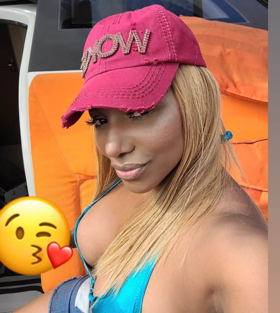 ネネ・リークスのインスタグラム：「Support Black Businesses today and everyday #bbm #blm 😘」