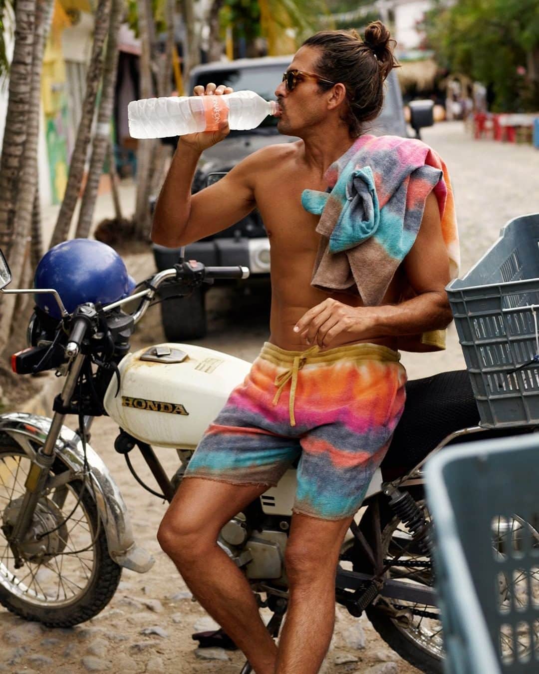 MR PORTERのインスタグラム：「As part of our new #MRPORTERGoneSurfin collection, we've paired up with LA-based luxury label @theelderstatesman. They've always had a bit of a tune-in-and-drop-out vibe to their hoodies, their shorts and tees, and these wacky boomslang-tie-dyed shirts and shorts (with a touch of cotton in them to make their signature slouchy cashmere more wearable by the beach), inspired by and designed in collaboration with surf brand @deepestreaches, are done in a rainbow sherbet colourway that’ll pair well with your suntan, or make up for your lack of one ☮️ Slide on over to the link in bio to discover the new Gone Surfin' collection—exclusive to MR PORTER.」