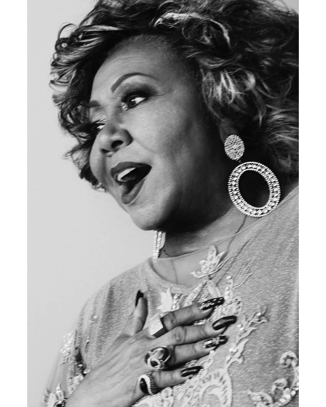 マリオ・テスティーノのインスタグラム：「Some countries can be recognised through their music. It determines the mood of a place.  Colombia can be salsa, in Portugal it’s fados, Spain has its flamenco and of course Brazil is rich in music comprising of so many styles. Samba or boss nova are a couple of rhythms they have, and Brazilian singers represent so much of the country’s culture.  I have always been a fan of its music.  The moment I arrive in Brazil the music brings life into my body. It’s impossible to go to the carnivals or parties and not move as the music takes over your body.  Here I celebrate some Brazilian women singers: Alcione, Elza Soares, Preta Gil, Mart’nália and Xenia. Of course, these are just a few from the musical talent in Brazil and maybe this is the beginning of a document on this industry, one that is so rich in Brazil.⁣⁣ -⁣⁣ Algunos países son reconocidos por su música, esta determina el ánimo de un lugar. Colombia por su salsa, como Portugal por sus fados; España tiene el flamenco y, por supuesto, Brasil es rico en música que comprende muchos estilos. La samba o la bossa nova, por ejemplo. Los cantantes brasileños representan gran parte de la cultura del país. Siempre he sido fan de su música. En el instante en el que llego a Brasil, la música trae vida a mi cuerpo. Es imposible ir a los carnavales o fiestas y no moverse mientras la música se apodera del cuerpo. Aquí celebro a algunas cantantes brasileñas: Alcione, Elza Soares, Preta Gil, Mart’nália y Xenia. Por supuesto, estos son solo algunos ejemplos del talento en Brasil y tal vez este sea el comienzo de un registro sobre su industria musical, que es tan rica.⁣⁣ -⁣⁣ A BEAUTIFUL WORLD, BRAZIL ⁣⁣ #ABeautifulWorld #Brazil #MarioTestino #CandeSalles」