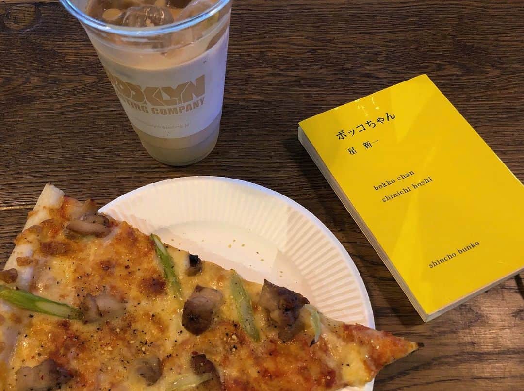 土井コマキのインスタグラム：「星新一みたいな今を生きてる。小学生の時に読み漁った。たぶん全部読んだ。 そんな中とても好きで、想像した温度や音や湿度まで、まだ覚えてるのが「月の光」。 いつのまにシュッとしたジャケになったのかと腰が引けつつ手に取った一冊目に入ってた。ビンゴ。  ピザとコーヒーと本、のちZeppなんば。定番コースを久々に。  #土井文庫  #星新一 #真鍋博」