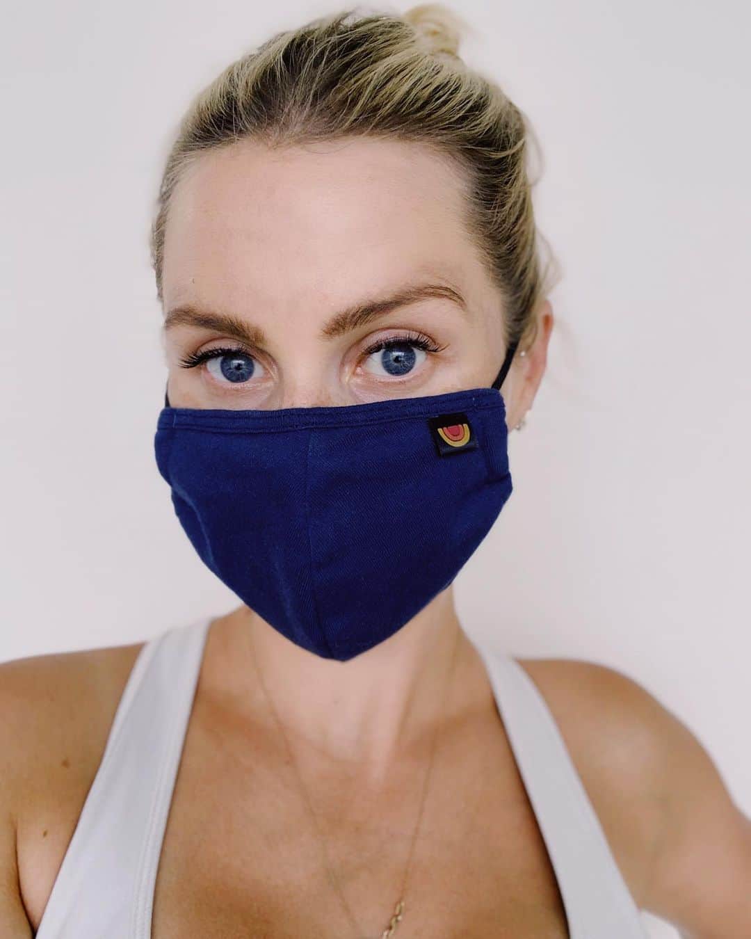 クレア・ホルトのインスタグラム：「Thanks for the nomination @phoebejtonkin. I wear a mask because I care about people I don’t know. I care about those with medical conditions that make them susceptible to this virus and the carnage it can cause. I care about your grandparents. I wear a mask for those who have lost loved ones. For my loved ones. I wear a mask so that I’ll be able to deliver my child safely. It’s not a political statement, it’s about being a good human.   Can you imagine how it feels to have lost someone to this virus and then hear others complain about masks being uncomfortable? Or suggest that it impinges on their freedom? Don’t @ me with your hoax BS I have zero time for that.   Just follow the rules and wear a mask wherever it’s required, please. #wearadamnmask   I nominate @lukebaines @emmyraver @kat.mcnamara @darrenbarnet + @timothygranaderos 💕」