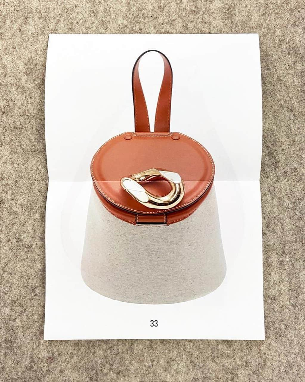 JWアンダーソンさんのインスタグラム写真 - (JWアンダーソンInstagram)「Lid Bucket Bag, Resort 2021, London.⁠⠀ #JWAnderson #RS21」7月8日 2時03分 - jw_anderson