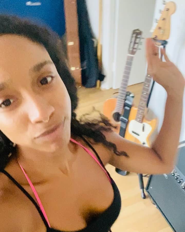 リアン・ラ・ハヴァスのインスタグラム：「My album out next week y’all😝」