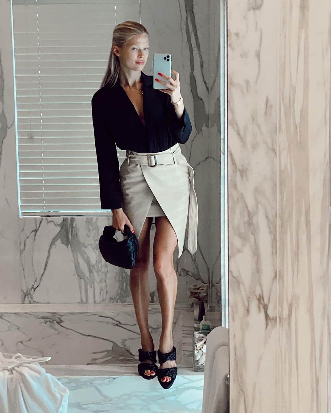 ヴィタ・シドルキナのインスタグラム：「Last night look for dinner out before all the restaurants close again🙁  P.s: one day I will have a full length mirror😂」