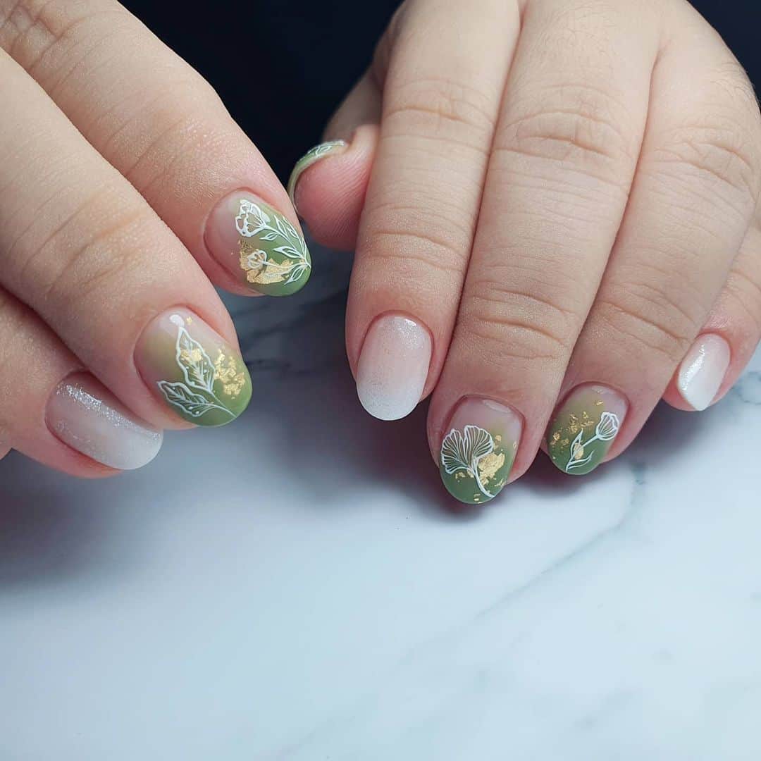 Yingさんのインスタグラム写真 - (YingInstagram)「Birthday nails requested by client - swipe left for inspo pic!   Base colour is PREGEL Tulle Grege and the green is PREGEL #823.  Items can be purchased at @nailwonderlandsg 🤗 . . . 🛒 www.nailwonderland.com⁣⁣ 📍20A Penhas Road, Singapore 208184⁣⁣ (5 minutes walk from Lavender MRT)⁣⁣ .  I am currently only able to take bookings from my existing pool of customers. If I have slots available for new customers, I will post them on my IG stories. Thank you to everyone who likes my work 🙏 if you need your nails done, please consider booking other artists at @thenailartelier instead ❤  #ネイルデザイン  #ネイルアート #ネイル #ジェルネイル #nailart #네일아트 #pregel #プリジェル #nails #gelnails #sgnails」7月8日 2時23分 - nailartexpress