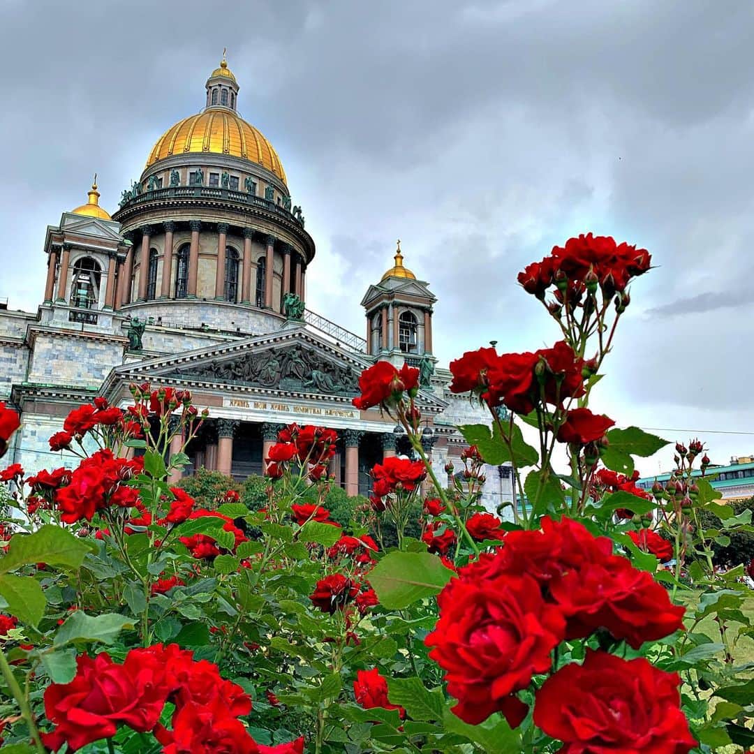 ダリア・イオノワのインスタグラム：「Без пустоты не бывает наполненности  ♥️ _______________________________________  #spb #saintpetersburg #mariinsky #mariinskytheatre #mariinskyballet #mariinskydancer #vaganovastudents #ballet」