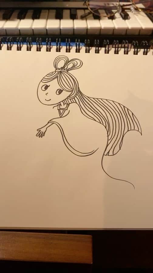 小春のインスタグラム：「チャラン・ポ・ランタンの姉絵を描く」