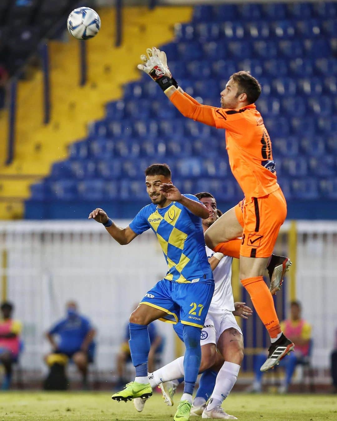 ヘスス・フェルナンデス・コラードのインスタグラム：「Nunca rendirse!! 👊🏼 Never give up!! #pame 💛💜💛#panaitolikos#strongertogether#football#goalkeeper#picoftheday#instamood#rggoalkeepergloves#superleaguegreece#playout」