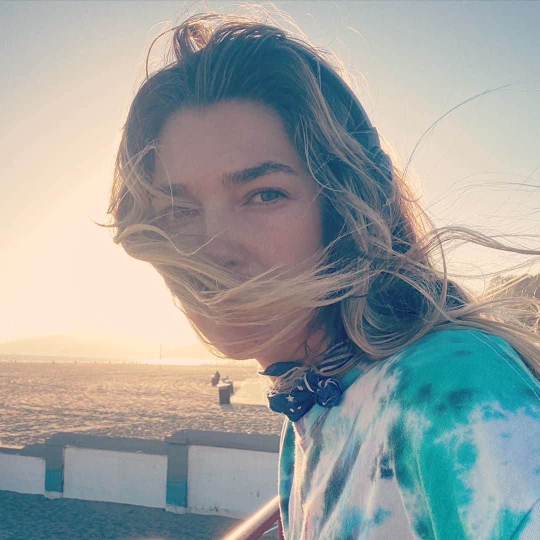 アシュリー・ハートのインスタグラム：「One shot wonder! Iv spoken a little about this #OSW on my stories lately and wanted to acknowledge it here. A GF of mine @brittlovesmoothies posted to her page an image and simply expressed that she only took that one photo, not 20 frames trying to get the perfect shot.. it triggered something in me, I felt inspired by the idea and was moved to take this on myself. It’s been a week of only taking one photo or video and posting it straight away, literally ‘instant’ gram! It’s made the whole experience of sharing so much more freeing and enjoyable. It’s so liberating to care less about the look of things and giving up on saying the “right” thing “perfectly”. I read something today from one of my dear friends and teachers @tomcronin “The ego loves to be seen, or, is afraid of being seen”.. this resonated deeply, it’s often felt egotistical sharing on IG, which I’ve shy’d away from.. But in Truth, it’s also egotistical not fully wanting to be seen. This new way of being feels pure. I highly recommend giving this #oneshotwonder challenge (or should I say liberation) a go. Thanks Britt again for the inspiration. #perfectlyimperfect #sharewithoutcares #oneshotwonder #shareinthemoment #wabisabi」