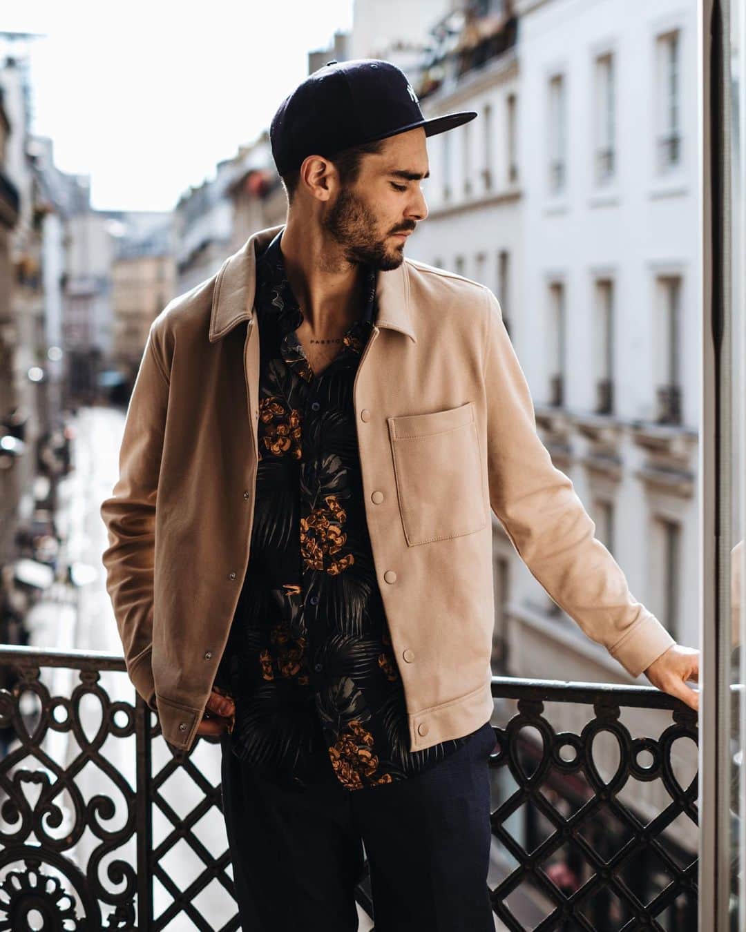 NICOLAS SIMOESのインスタグラム：「Petite tenue d'été trouvée chez @celio_officiel, en ramenant d'anciens vêtements grâce à l'opération #updatetondressing 😎」