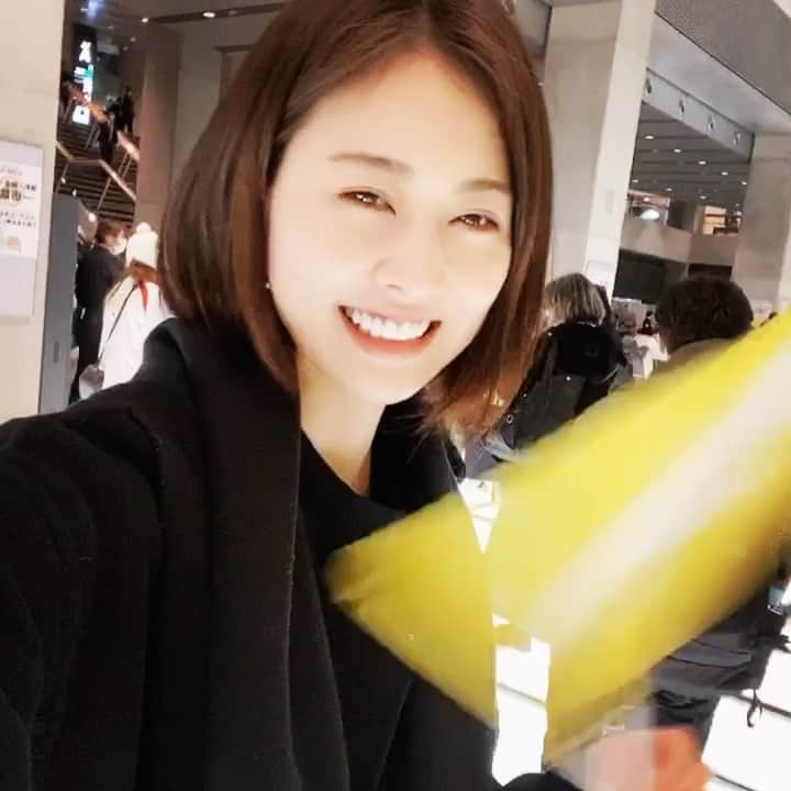 和田安佳莉のインスタグラム：「私が世界で一番好きな人は いつだって期待を裏切らないし いつだって強く美しい。 . #夜のつぶやき #椎名林檎 #東京事変 #2020 #いつかの思い出 #閏日 #パタパタ #手旗 #再生装置で蘇らせてくれ #ニュースフラッシュ #復活の儀 #林檎班 #愛して止まない」
