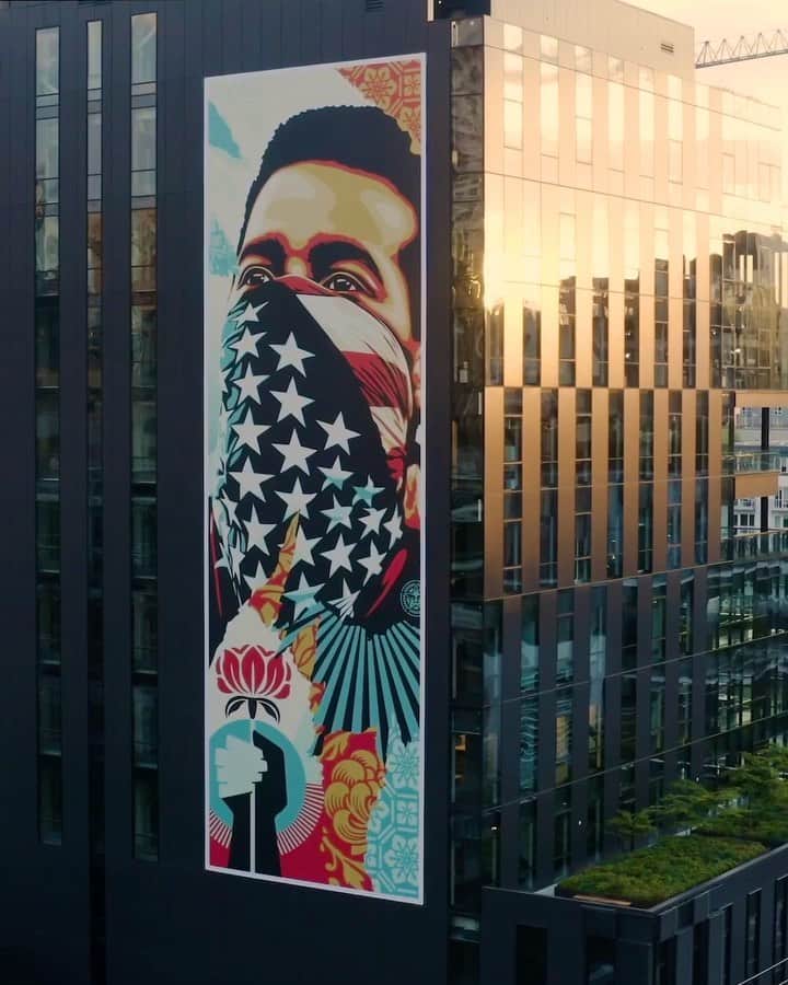 Shepard Faireyのインスタグラム：「If you’re in Seattle, WA, go check out my latest “American Rage” installation at 234 9th Avenue North in South Lake Union! Special thanks to @tedsoquiphotography @ultravioletarts and @9thandthomas for the partnership, and @wiseknave for this awesome footage! ⠀⠀⠀⠀⠀⠀⠀⠀⠀⁣ #tedsoqui #obey #obeygiant #shepardfairey #seattle #washington」