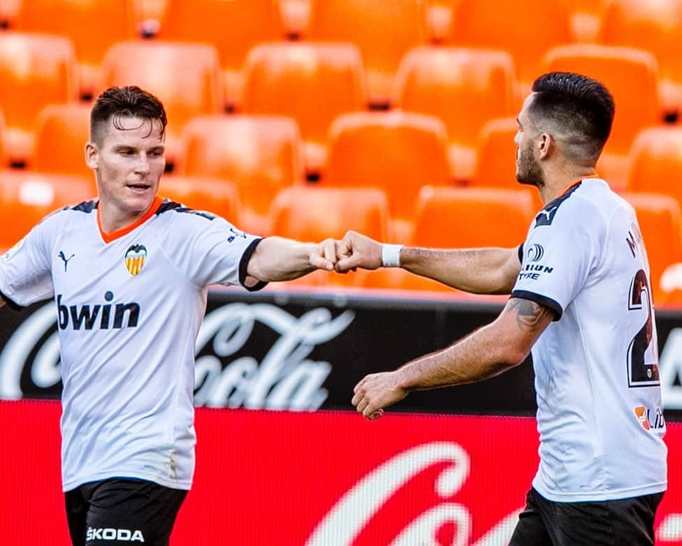 バレンシアCFさんのインスタグラム写真 - (バレンシアCFInstagram)「C🔛EXIÓN Gameiro 🤜🏽🤛🏽 Maxi Gómez   #ValenciaValladolid 🦇🟣 #AMUNTWorld 🌍」7月8日 3時11分 - valenciacf