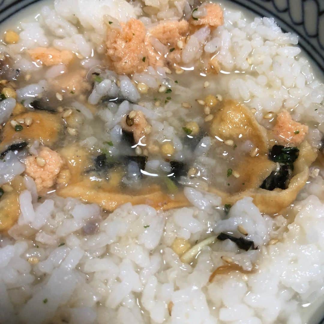 ヨネスケさんのインスタグラム写真 - (ヨネスケInstagram)「頂いた最中お茶漬け食べて見ました。最中にも、味が着いていて、美味でした。手間なしで結構、鮭茶漬けでした。鰻は、今度に。#花一会#麻布十番#お茶漬け#鮭」7月8日 3時16分 - yonesuke5656