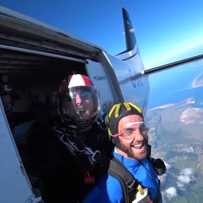アンヘル・ランヘルのインスタグラム：「2 years ago I was supposed to go up  12.000 feet and jump off a plane with the wife @mi55y_28 as a wedding anniversary present but somehow I ended going up on my own, I wonder why? 🤔 I survived anyway 🤣 What an experience, 45 seconds free fall feeling like the king of the 🌍」