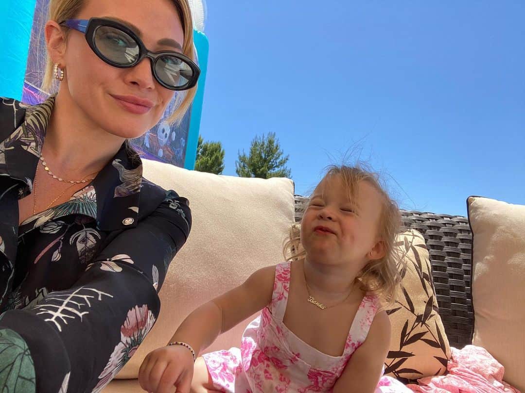 マシュー・カマのインスタグラム：「The one on the left is a superhero and has taken on every role imaginable these past 5 months. Being parents in 2020 came with a whole new map of challenges to navigate...sensitive decisions, hard conversations, humbling realities, plenty of obstacles...I’m so extremely grateful to be figuring it all out with this one. Our mama bear❤️ The one on the right is a superhero in training but we’re a little worried.」