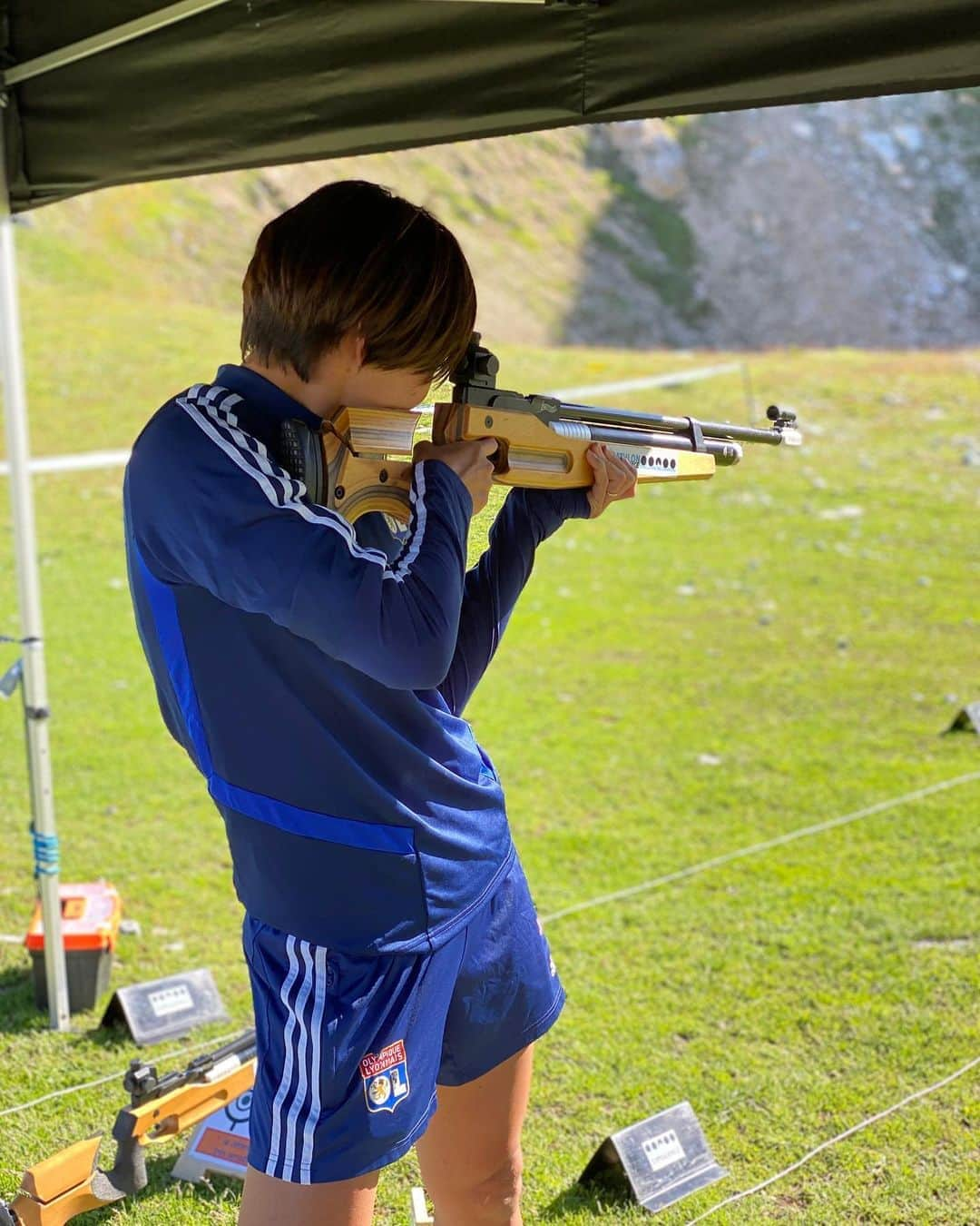 熊谷紗希さんのインスタグラム写真 - (熊谷紗希Instagram)「Après-midi Biathlon 🏹 #teamol#🔴🔵 チームアクティビティでバイアスロンやりました🎯 #これまた初体験#チームアクティビティありすぎな件#海外あるある#ちゃんとサッカーもやってるよ 綺麗な池(写真2枚目)の周りを全力で一周します🏃🏻‍♀️着いたらシューティング開始🎯外したらペナルティでまた走ります🏃🏻‍♂️🥵 リレー方式でチームで順位を競います🏃🏻‍♂️🏃🏻‍♀️楽しかったけど、脚もげそうでした😂 さぁ合宿も終盤⚽️💪🏻最後まで怪我なく楽しんで終わりたいと思います🙌🏻」7月8日 3時57分 - kumagai1017