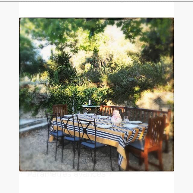 エマニュエル・ベアールのインスタグラム：「#familytime ☀️🙏🏻 #holidaysinfrance」