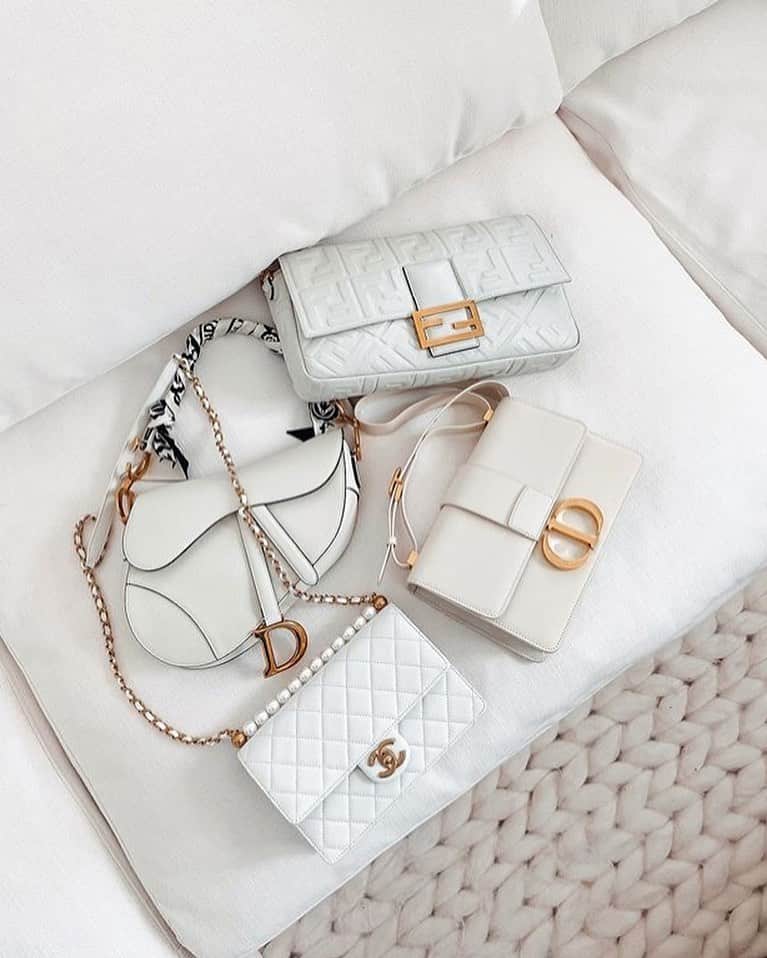 GILTのインスタグラム：「White handbags: You can’t summer without them. Photo by @consciencecoupable.」