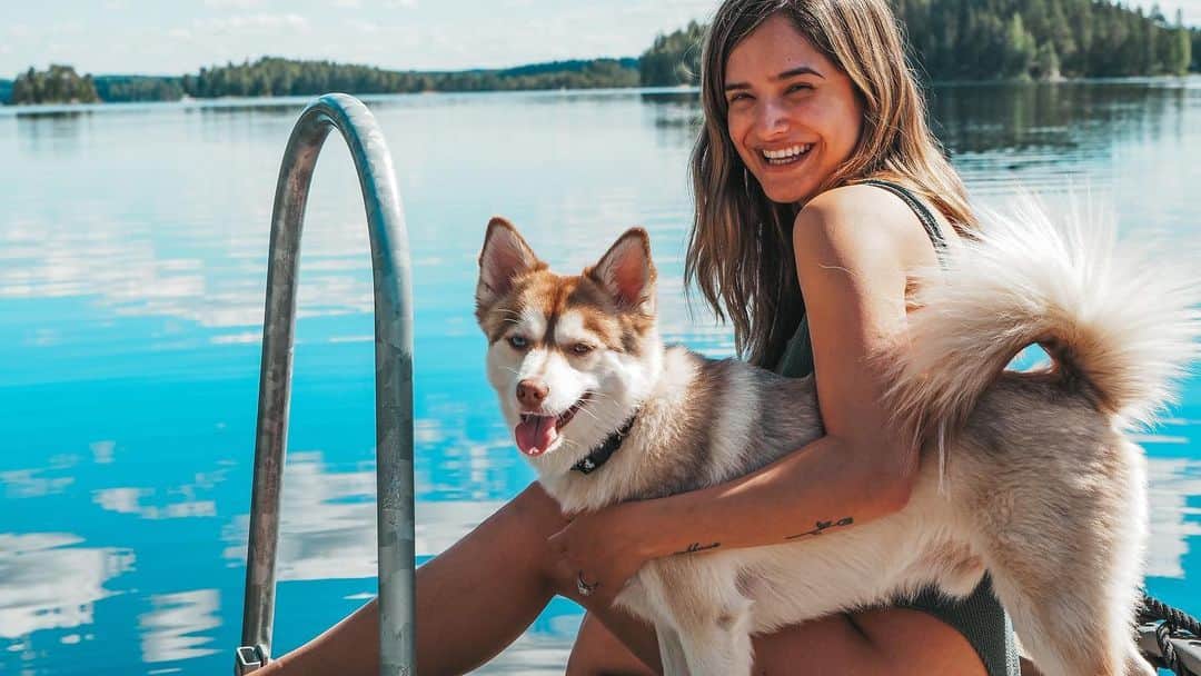 チャチー・ゴンザレスのインスタグラム：「Summer days with my good boy ☀️ swipe for A VIEW 😍」