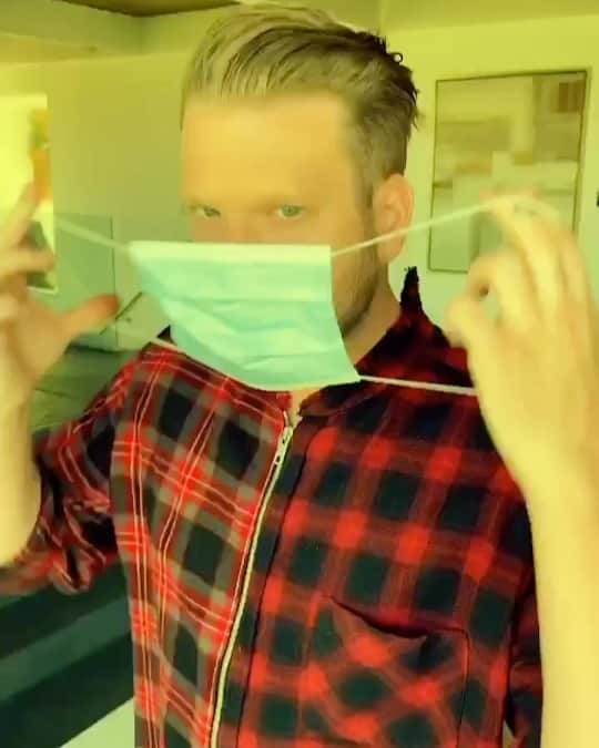 スコット・ホアイングのインスタグラム：「WEAR A MASK PLS 😷  ————  wrote dis with @bradlivesdreams @joeyisokay 🥰  golden globe for best cinematography goes to @markmanio」