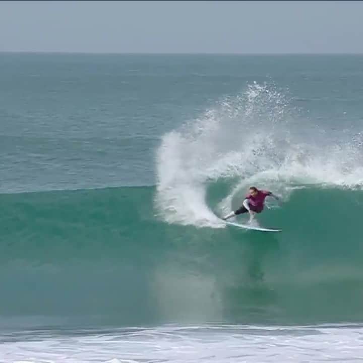 カリッサ・ムーアのインスタグラム：「This time last year at JBay @wsl ☺️ We got some super fun swell in and around the event. Great memories all around with some awesome people. Look forward to going back! Miss you @duncanscottsurfing @sarahsco1 @peter.h.hamblin @sammmyhamblin @chrisbryanfilms @pauldanielvideo @johannedefay 🤗💛」