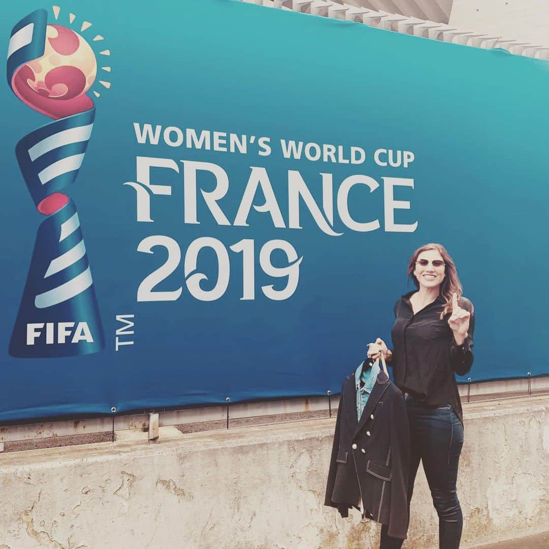 ホープ・ソロさんのインスタグラム写真 - (ホープ・ソロInstagram)「Last summer ☀️ 🇫🇷 ⚽️   One year ago the @uswnt lifted the #worldcup yet again!  @bbcsport @fifawomensworldcup」7月8日 4時27分 - hopesolo