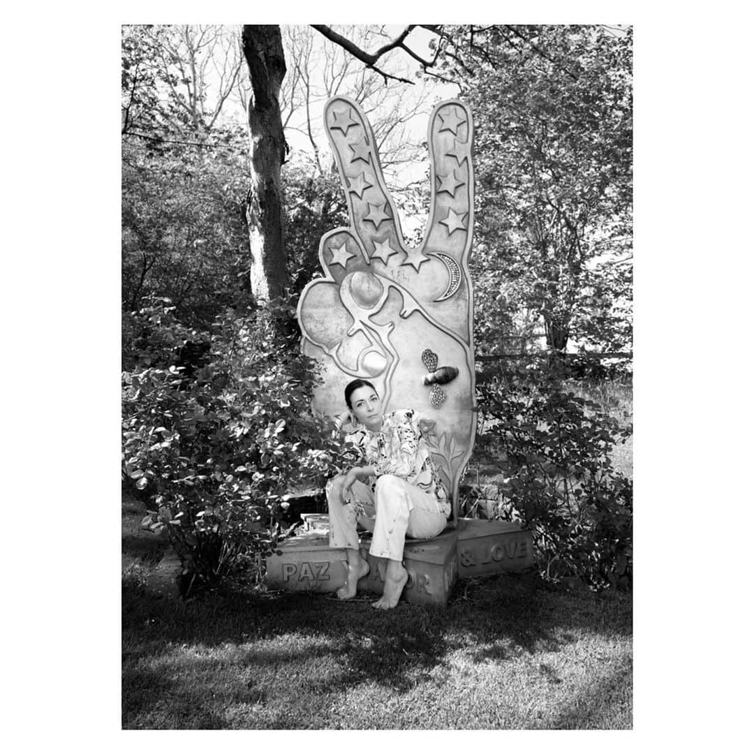 メアリー・マッカートニーさんのインスタグラム写真 - (メアリー・マッカートニーInstagram)「Happy Birthday to one of my favourite humans, Uncle Ringo! x this self portrait taken seated next to his #Peace and #Love statue x Mary」7月8日 4時43分 - marymccartney