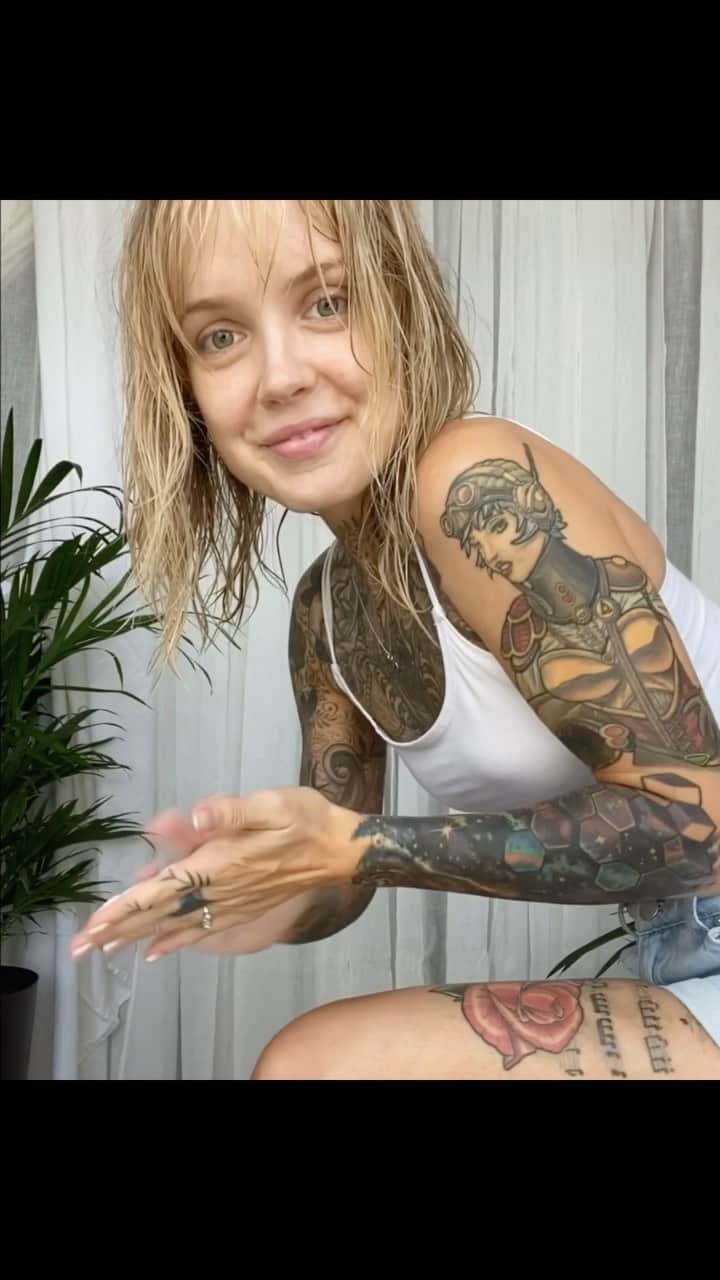 サラ・Xのインスタグラム：「Raise your hand if you’ve really been simplifying your routine lately 🙋‍♀️#IPSYpartner ⁣ ⁣ I’ve been wearing bare minimum makeup & using almost no heat on my hair, so my July #IPSY Glam Bag was five perfect products for my current vibe (and the hair mask made my currently kinda strawlike summertime ☀️ hair feel super soft). #IPSYTakeABreak⁣ ⁣ Here’s what came in my bag this month!⁣ ⁣ @verbproducts Hydrating Mask ⁣ ⁣ @basdbodycare Seductive Sandalwood Body Lotion⁣ ⁣ @purlisse Illuminating BB Cream SPF 30 in Light Medium⁣ ⁣ @itcosmetics Brow Power Universal Brow Pencil in Universal Taupe⁣ ⁣ @pixibeauty LipLift Max Glossy Lip Maximizer in Honey Sheen⁣ ⁣ Be sure to follow @IPSY to stay up-to-date with what they’ve got going on including previews of upcoming months bags & giveaways!  #IPSY #selfcare #selfcaresunday」