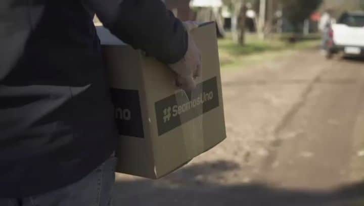 マヌ・ジノビリのインスタグラム：「🇦🇷#SeamosUno entregó ayer la caja número 500.000. 28 millones de raciones de comida! Gracias a todos los que hicieron y hacen esto posible! 👏👏  Estamos en la mitad del camino! Ayúdanos a llegar al millón.」