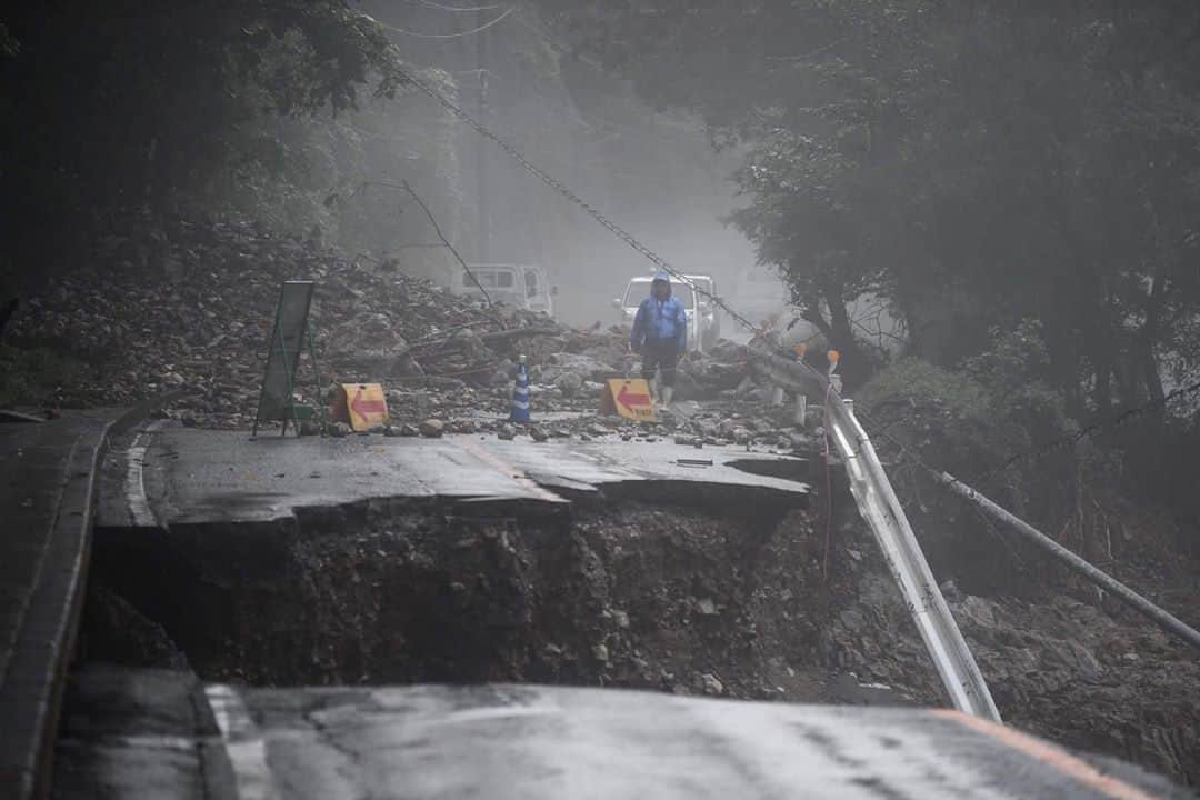 AFP通信さんのインスタグラム写真 - (AFP通信Instagram)「#AFPrepost 📷 @charly.triballeau.afp - Some frames from today. Dramatic -⁣ .⁣ Pictures taken in different devastated sites hit by heavy rain in Kumamoto prefecture on July 7, 2020. Emergency services in western Japan were "racing against time" to rescue people stranded by devastating floods and landslides, with at least 50 feared dead and more torrential rain forecast.⁣」7月8日 5時13分 - afpphoto