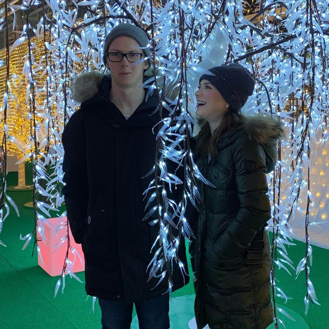 ナターシャ・ピュリッチのインスタグラム：「Just a compilation of the only photos we have of him smiling through the years because it’s his birthday and this post will annoy him. #thebear #siblinglove」
