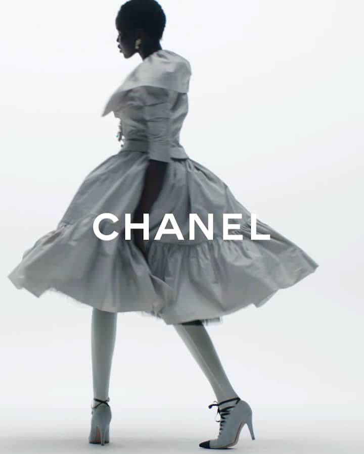 ペニーレ・タイスベックのインスタグラム：「#goosebumps🖤 #chanelhautecouture @chanelofficial」