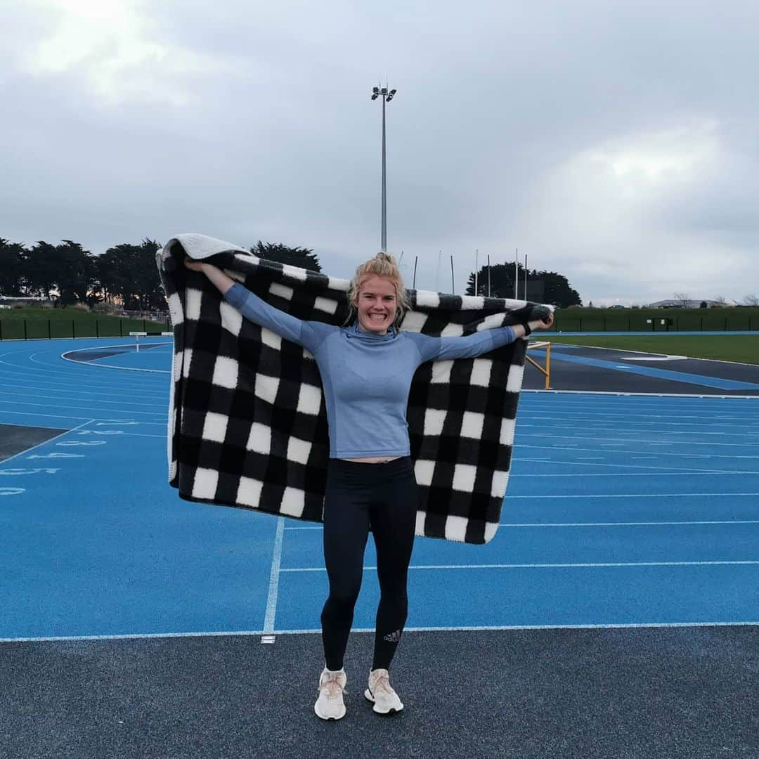 アンジェラ・ペティさんのインスタグラム写真 - (アンジェラ・ペティInstagram)「After all these years in this sport, I finally got a 'track blanket.' ➡️ Does this make me a sprinter? 😂 #sprints #trackandfield #wintergrind」7月8日 5時35分 - angie_run800m