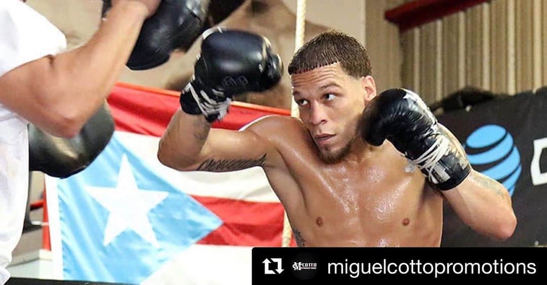 のインスタグラム：「#Repost @miguelcottopromotions @goldenboy @micheladatime  ・・・ Oquendo buscará salir de "La Burbuja" con el título mundial  LAS VEGAS (7 de julio del 2020) — Jamel "Semper Fi" Herring y Mikaela Mayer, ambos ya recuperados tras resultados positivos a COVID-19 que atrasaron sus peleas, están preparados para sus respectivos debuts en "The Bubble".  El veterano de la Marina de los Estados Unidos, Herring, hará su segunda defensa del título mundial contra el retador puertorriqueño Jonathan "Polvo" Oquendo el martes 14 de julio, en el MGM Grand Conference Center - Grand Ballroom.  Los combates Herring vs. Oquendo, Mayer vs. Joseph, Collard vs. Nelson y otras peleas preliminares se transmitirán en vivo por ESPN y ESPN Deportes a partir de las 9 p.m. ET / 6 p.m. PT.   Herring (21-2, 10 KOs) hace su debut del 2020 después de un 2019 que lo vio sorprender a Masayuki Ito para ganar el título y superar a Lamont Roach Jr. frente ante más de 7,000 fanáticos en un estadio de béisbol al aire libre en Fresno, California. Herring y Oquendo estaban listos para pelear el 2 de julio, pero el resultado positivo a COVID-19 de Herring atrasó la pelea por 12 días. Herring, el capitán del equipo olímpico de boxeo de los Estados Unidos en el 2012, tiene marca de 5-0 desde que firmó un acuerdo de múltiples peleas con Top Rank.  Herring dijo: “Estoy de vuelta, sano y 100 por ciento listo para defender mi título mundial. Oquendo es un oponente fuerte que reconoce que esta es su última oportunidad de ganar un título mundial. Él viene por lo que tengo, pero no lo voy a permitir. Volveré a casa para celebrar".   Oquendo dijo: “Sabemos que Jamel es un peleador zurdo, resbaladizo y alto que tiene una ventaja en el alcance, pero estamos trabajando para eso y sabemos que no tendremos problemas」