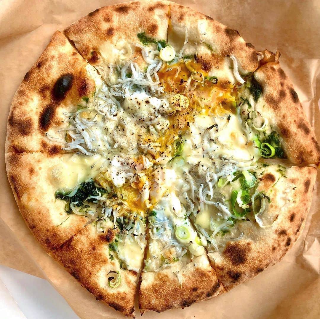 池内万作さんのインスタグラム写真 - (池内万作Instagram)「この前のピザ。 ウッドデッキの工事の際に♪ 大勢で食べるとあれこれ食べれて楽しいね。 #イケウチ家の庭」7月8日 5時28分 - mandeshita