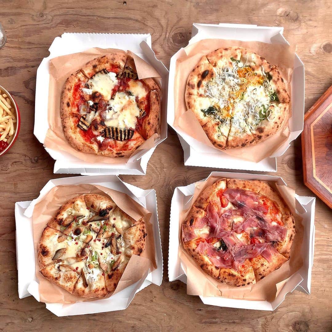 池内万作さんのインスタグラム写真 - (池内万作Instagram)「この前のピザ。 ウッドデッキの工事の際に♪ 大勢で食べるとあれこれ食べれて楽しいね。 #イケウチ家の庭」7月8日 5時28分 - mandeshita