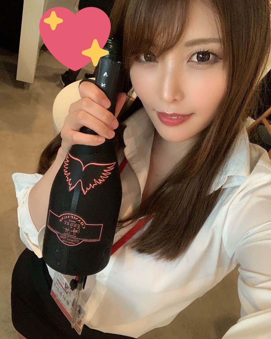 新村あかりのインスタグラム：「みなさんsyainbarに来ていただきありがとうございました😭💕 たくさんお祝いしていただいて嬉しかったです✨ この1年もよろしくお願いします❤️ 皆さんと出会えたことに感謝です🥺  #新村生誕祭」
