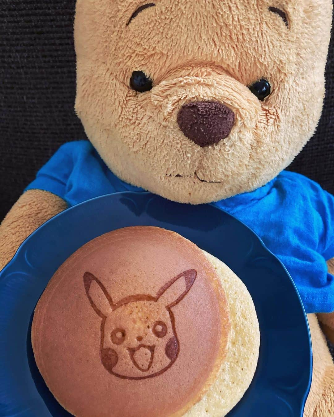 睦さんのインスタグラム写真 - (睦Instagram)「🧸 Pooh : むつみぃ、 ピカチュウの どら焼きだよ〜🥯  Mutsumi : それ、 チョコサンドだよぉ。。😅  まっ、 いただきます〜🙏  #ポケットモンスター　 #pocketmonsters  #ポケモン  #チョコサンド　 #pure  #pokemon  #pokemongo  #どら焼き ？ #焼印  #nintendo  #pikachu  #ピカチュー  #相棒  #パートナー　 #partner  #pooh  #winniethepooh  #プーさん　 #くまのプーさん　 #名探偵ピカチュウ  #PokémonDetectivePikachu  #ピカチュウ  #disney  #ssw  #singersongwriter  #artist  #lyricist  #singer  #井上睦都実 #睦」7月8日 5時34分 - mutsumi1220