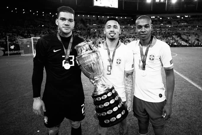 フェルナンジーニョのインスタグラム：「Há exatamente um ano, levantávamos esse troféu no Maracanã. Dias de luta, dias de glória. 🙌🏾🙏🏾 One year ago... 💪🏾 Copa America 2019. Great accomplishment 🇧🇷 #blacklivesmatter」
