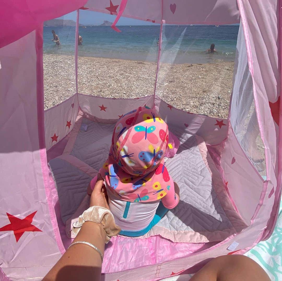 エイミー・ウィラートンさんのインスタグラム写真 - (エイミー・ウィラートンInstagram)「A successful day at the beach 🏖... our tent didn’t blow away and Dem only consumed a moderate amount of sand 👌✨#beachday #6monthsold」7月8日 6時01分 - missamywillerton