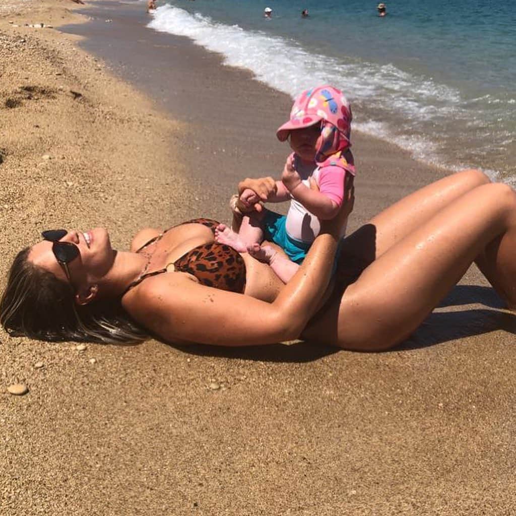 エイミー・ウィラートンのインスタグラム：「A successful day at the beach 🏖... our tent didn’t blow away and Dem only consumed a moderate amount of sand 👌✨#beachday #6monthsold」