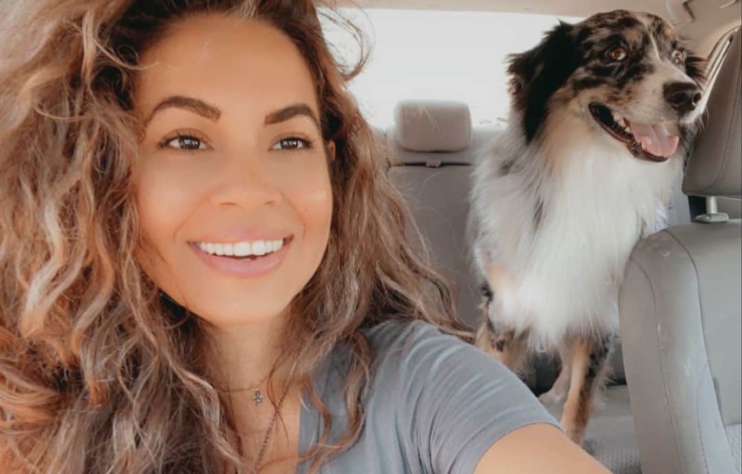 イシス・テイラーのインスタグラム：「adventure day with my 🐶 #australianshepherd  #aussiesofinstagram」