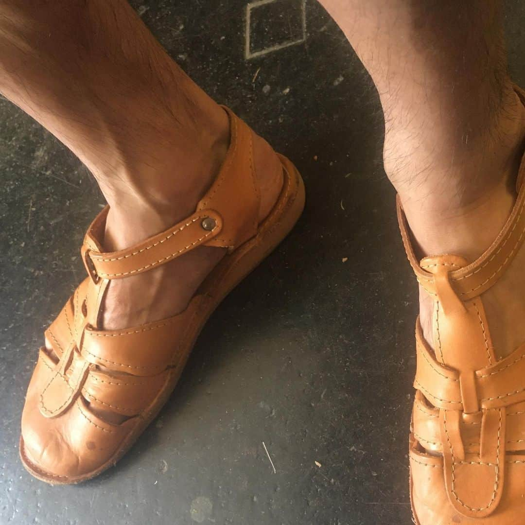 ロサモサさんのインスタグラム写真 - (ロサモサInstagram)「Shakes on hairy feet looking good, too 😉 +  lucky you if you wear a small men‘s size though, those shoes go up to sz.41 max. + #handmadedhoes #tanleather #naturalleather #tanshoes #tansandals #summershoes #summersandals #rosamosa #vienna #style #supportyourlocal #whomadeyourshoes」7月8日 5時57分 - rosamosavienna