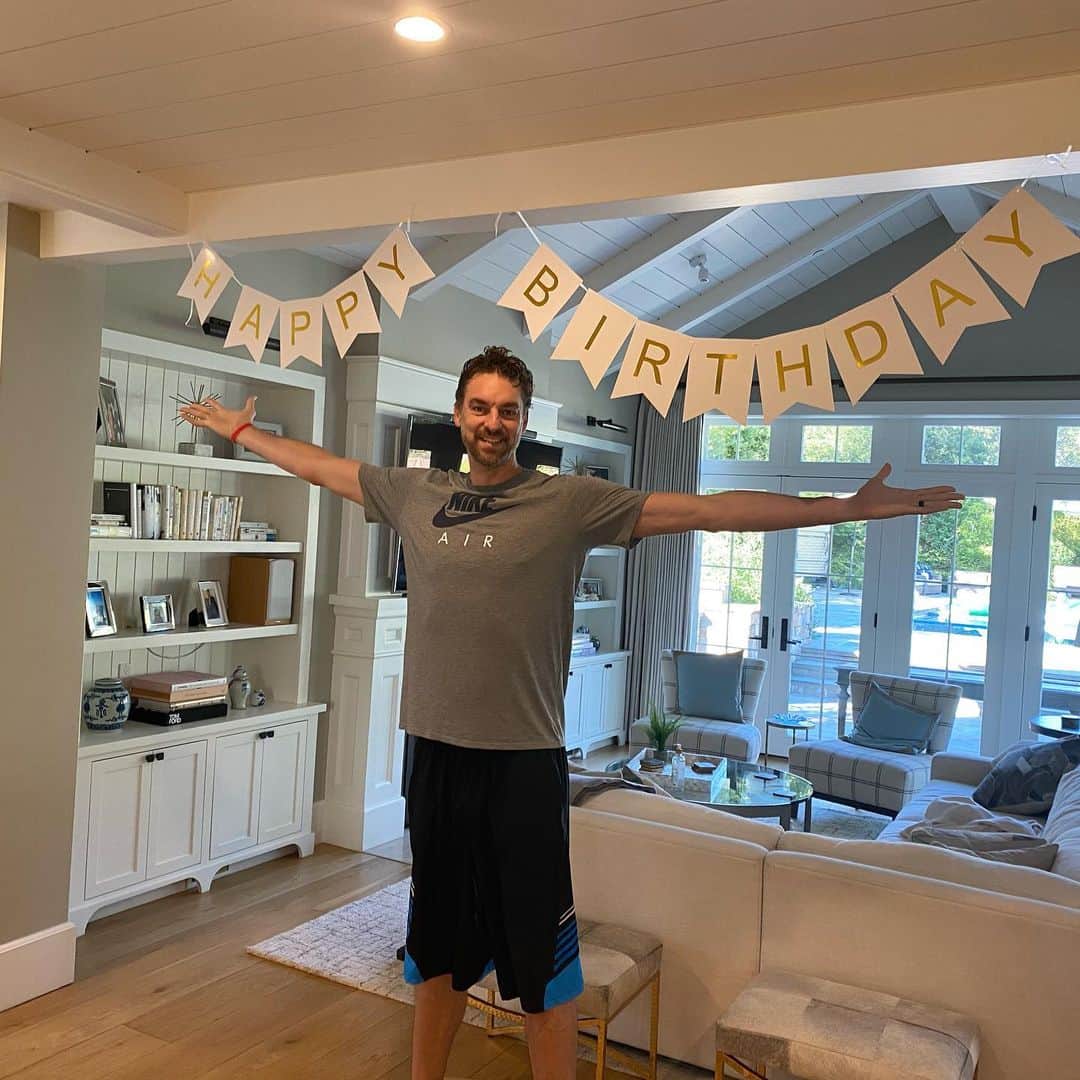 のインスタグラム：「Yesterday was unbelievable! 40th birthday...wow! I felt so loved and I’m profoundly touched by how lucky I am. Thank you for the kind messages, videos and well wishes, it meant a lot to me. I’m so thankful to everyone that gives love and meaning to my life, my family in Spain, my family in the US, my friends from all over... but especially I’m thankful for my amazing wife @catmcdonnell7 who makes me feel like the luckiest man on earth every day! Much love to everyone and let’s keep working together to make the world a better place for everyone! ❤️ 🌎   ¡Ayer fue increíble!  40 años... ¡Madre!  Me sentí muy querido y valoro muchísimo lo afortunado que soy.  Gracias por los mensajes, vídeos y buenos deseos, significaron mucho para mí.  Estoy muy agradecido a tod@s los que me transmiten amor y sentido a mi vida, mi familia en España, mi familia en Estados Unidos, mis amig@s de todas partes... pero sobre todo estoy agradecido a mi increíble esposa @catmcdonnell7 que me hace sentir cada día el hombre más afortunado del mundo! ¡Mucho amor para tod@s y sigamos trabajando juntos para hacer del mundo un lugar mejor! 🌍 ❤️」