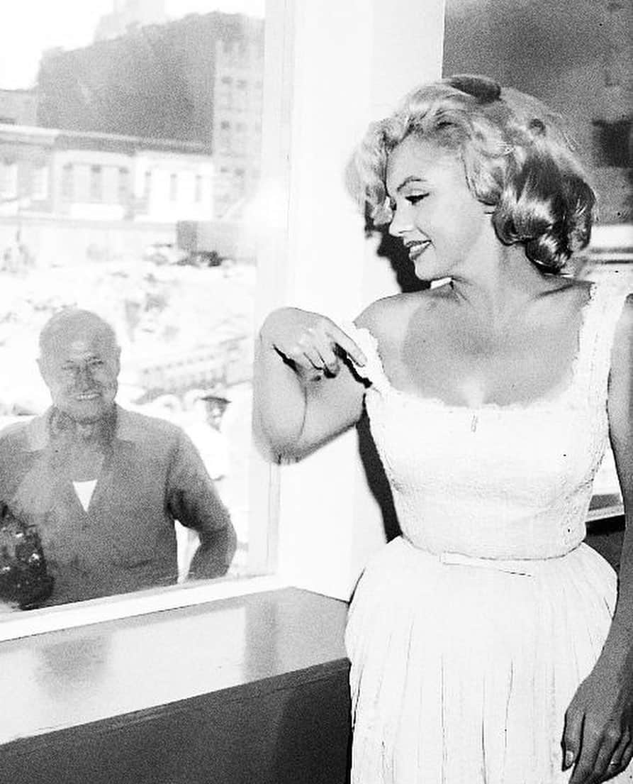 マリリン・モンローさんのインスタグラム写真 - (マリリン・モンローInstagram)「Marilyn photographed by Sam Shaw in 1957. Check out the 4h and 5th photo for a laugh 😂 She looked genuinely happy in these☺️❤️ hope you all have a great day」7月8日 6時03分 - welovemarilyn